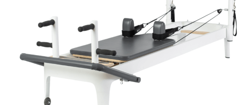 Pilates reformeris su paminkštintomis, kontūruotomis reguliuojamomis rankenomis.