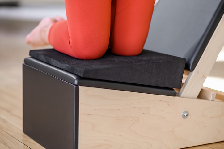 Contrology kėdė su reguliuojama atlošo padėtimi ir besitreniruojančiu vartotoju