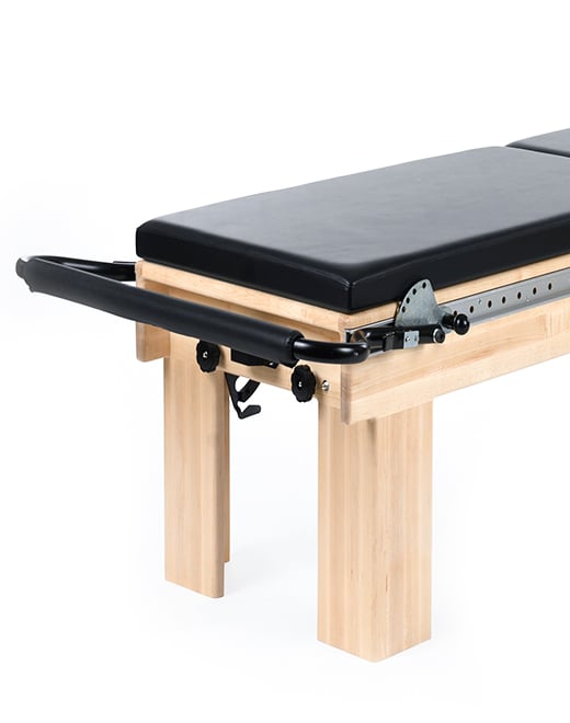 Pilates įrangos rėmas su reguliuojamu aukščiu ir satino apdaila.