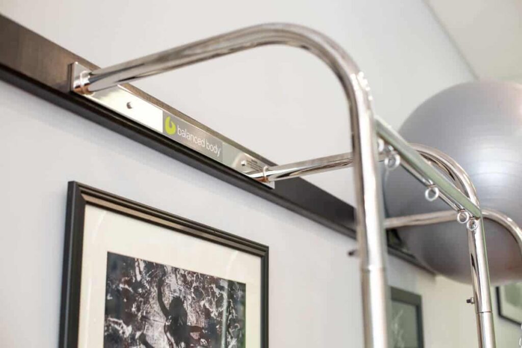 CenterLine stulpų sistemos montavimas su nerūdijančio plieno rėmu.