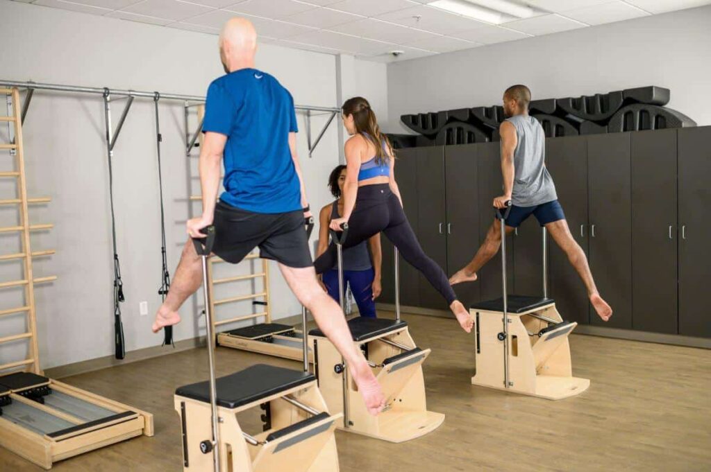 Занятие фитнесом с использованием стула Wunda Chair от Balanced Body для пилатеса.