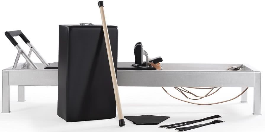 Аксессуары для пилатеса: кожаные петли, гимнастическая перекладина из клена, наколенники, сидячий бокс, ремни для ног и удлинители.