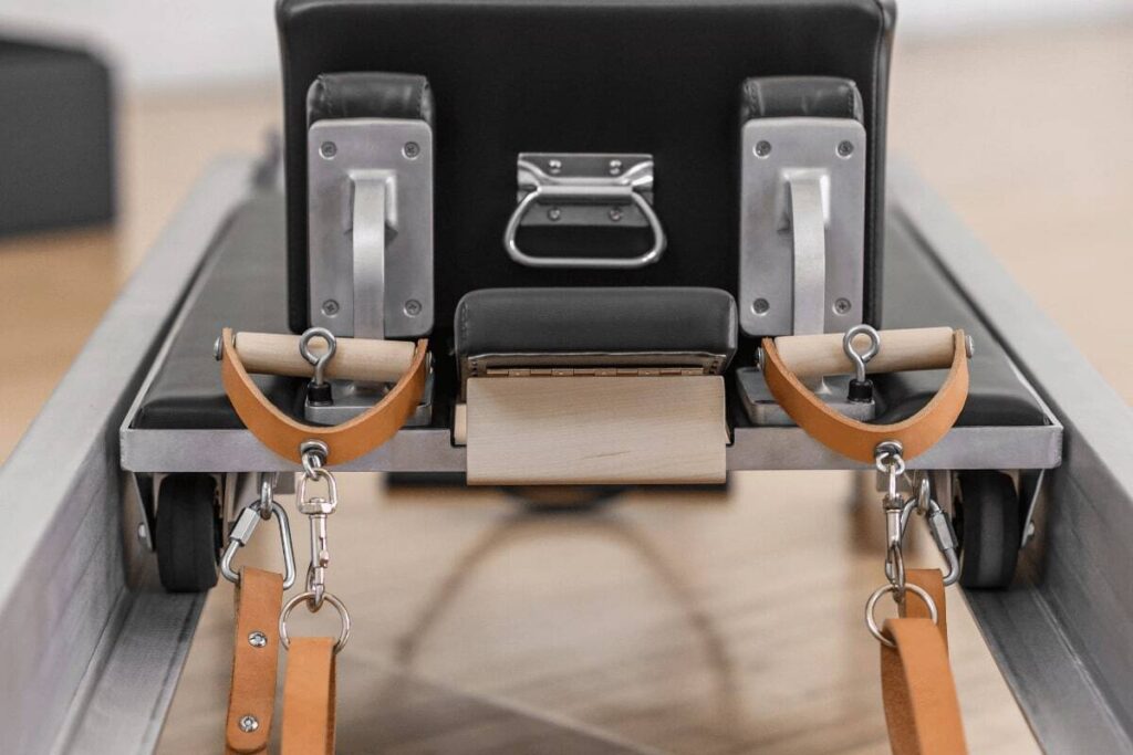 Коробка Contrology с кожаными ремнями и металлическими ручками.