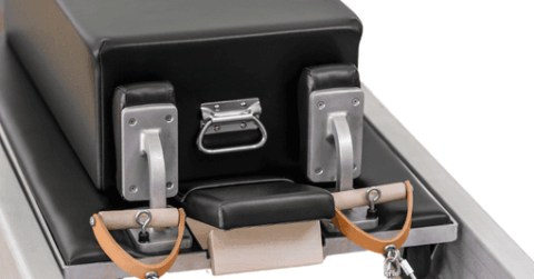 Черный классический ящик для пилатеса с металлическими ручками на реформере Contrology.