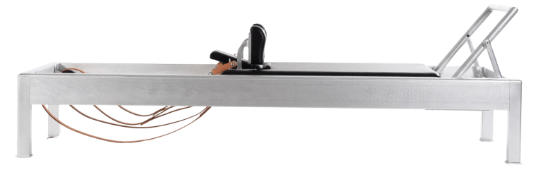 Профессиональное оборудование для пилатеса с сатинированной алюминиевой рамой и кожаными ремнями.