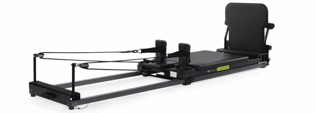 Balanced Body Metro IQ Reformer su paminkštinta, patvaria šuolių lenta.