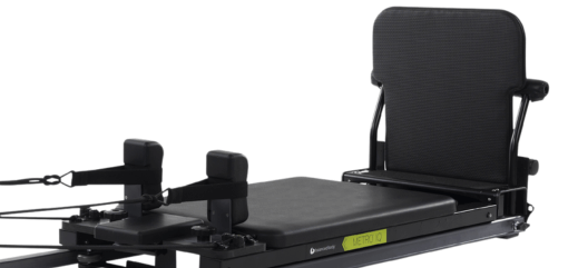 Pilates reformeris su šuolių lenta dinamiškiems pratimams
