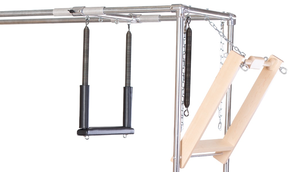 Крупный план современной системы PTB с ремнями, ручками и перекладинами.