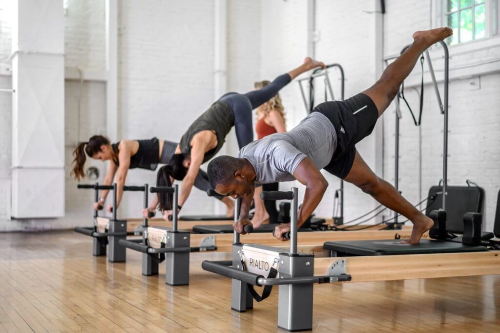 Занятие пилатесом с использованием планок Rialto Reformer для планки.