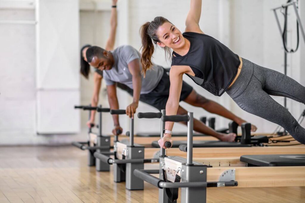 Люди занимаются на планках Rialto Reformer в студии.