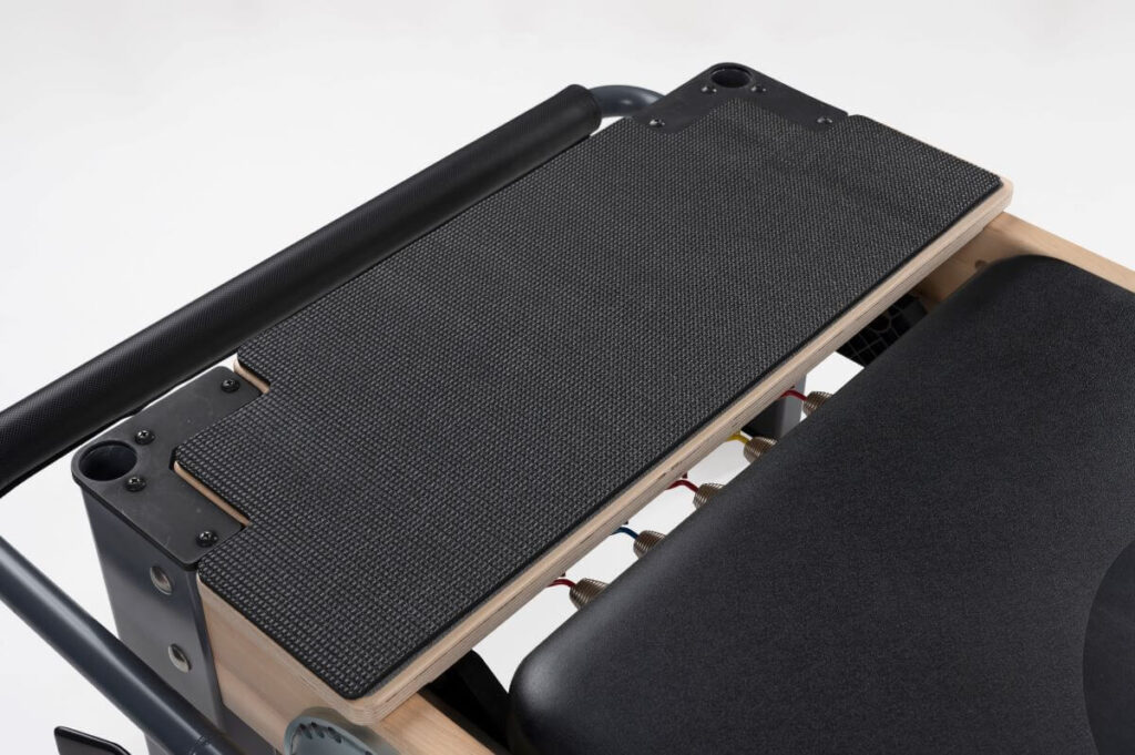 Rialto stovėjimo platformos prailgintuvas ant reformerio, stambiu planu.