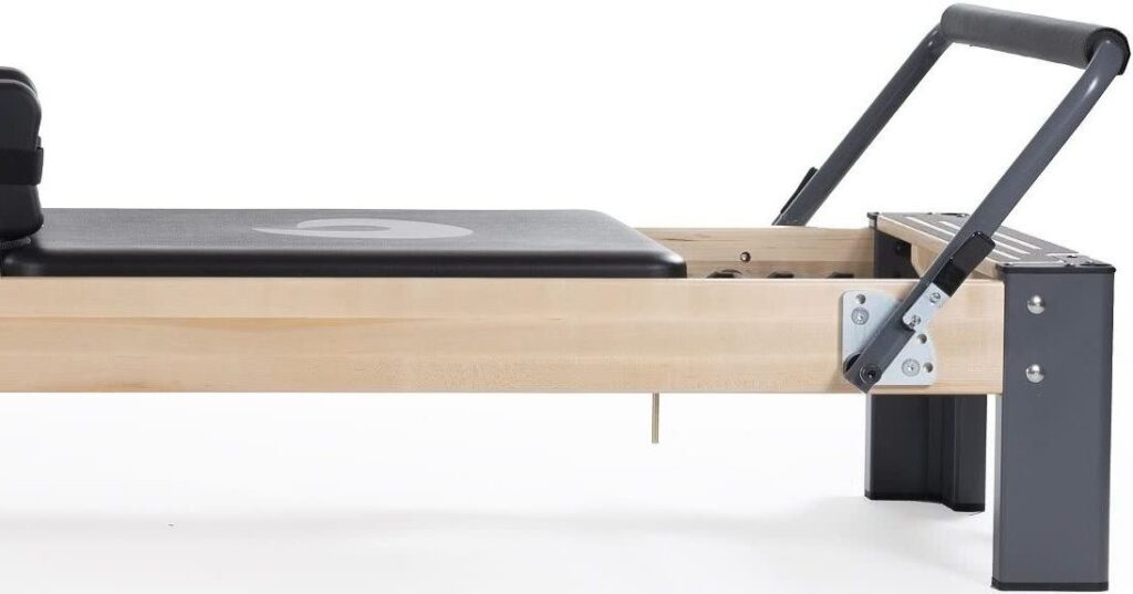 Stilingas Pilates Reformer su kleviniu rėmu ir metalinėmis kojelėmis
