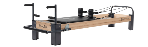 Rialto Pilates reformeris su paminkštintomis, ergonomiškomis rankenėlėmis ant skersinio.