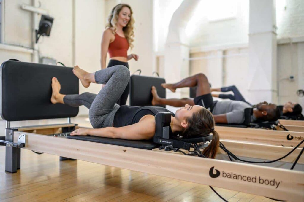 Pilateso užsiėmimas su Balanced Body Rialto Reformer šuolių lenta.