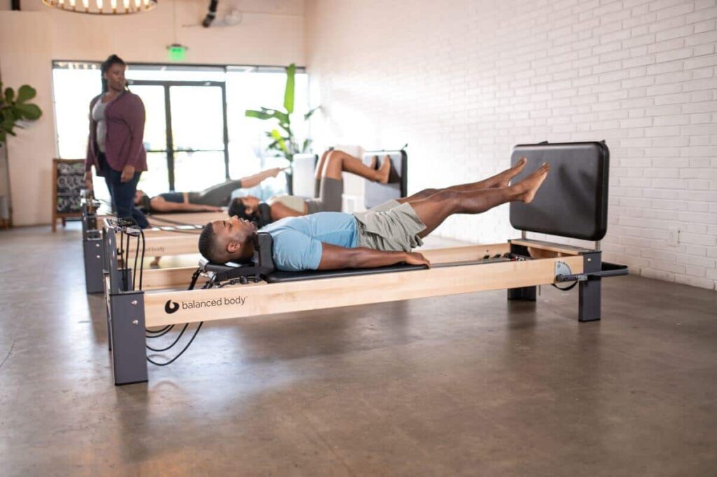 Pilateso studentai naudoja „Rialto Reformer Jumpboard“ studijoje.