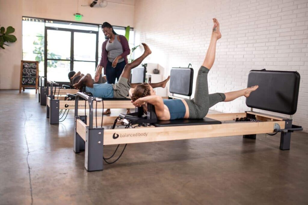 Pilateso užsiėmimas su Balanced Body Rialto Reformer šuolių lenta.