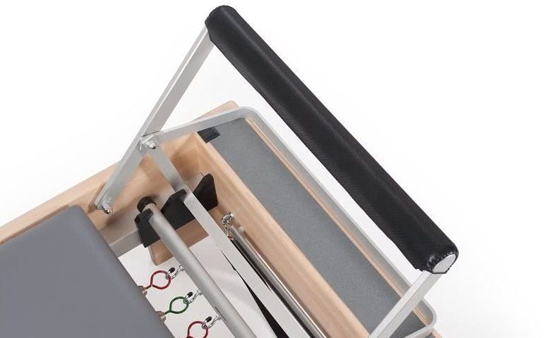 Тренажёр Reformer от Balanced Body с классической опорой для ног и пружинной штангой без прокрутки