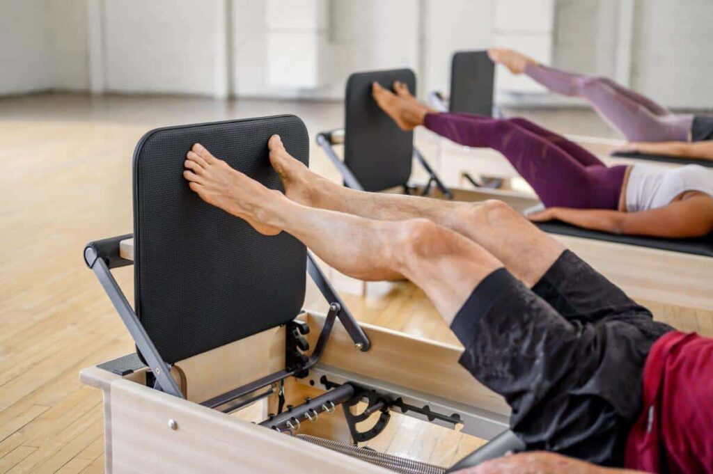 Упражнение по пилатесу с использованием прыжковой доски Studio Reformer от Balanced Body.