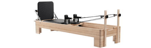 Реформер для студии с прочным деревянным каркасом и мягкой обивкой для комфорта и устойчивости.