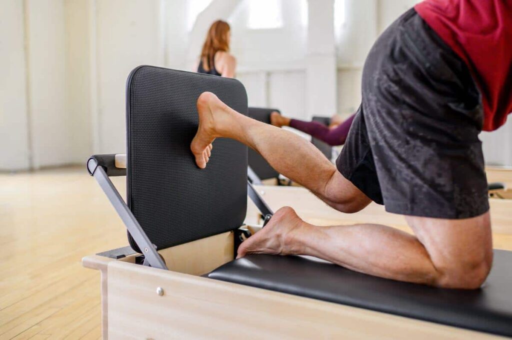 Šuolių lenta ant studijos reformerio Pilates pratimams.