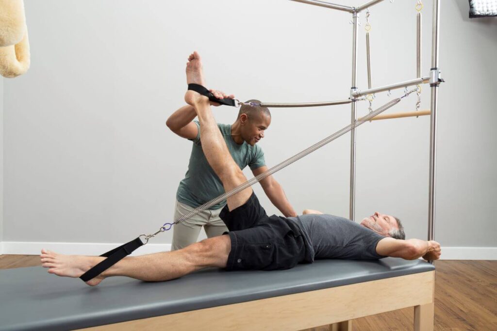 Instruktorius padeda klientui naudotis Trapeze Signature Springs.