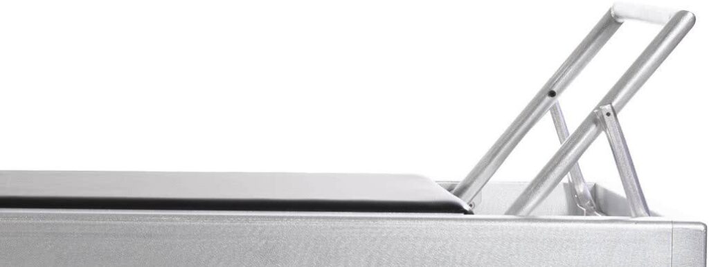 Тренажёр Пилатеса с опущенной опорой для ног для более сложных упражнений.