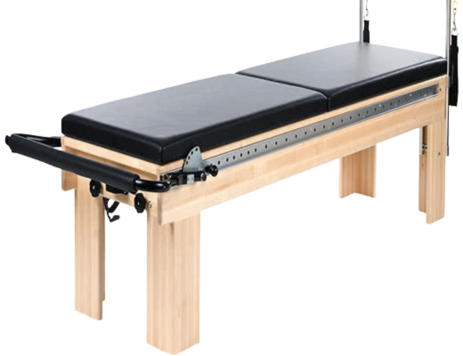 Juodi dvigubi kilimėliai ant medinio rėmo Pilates reformerio