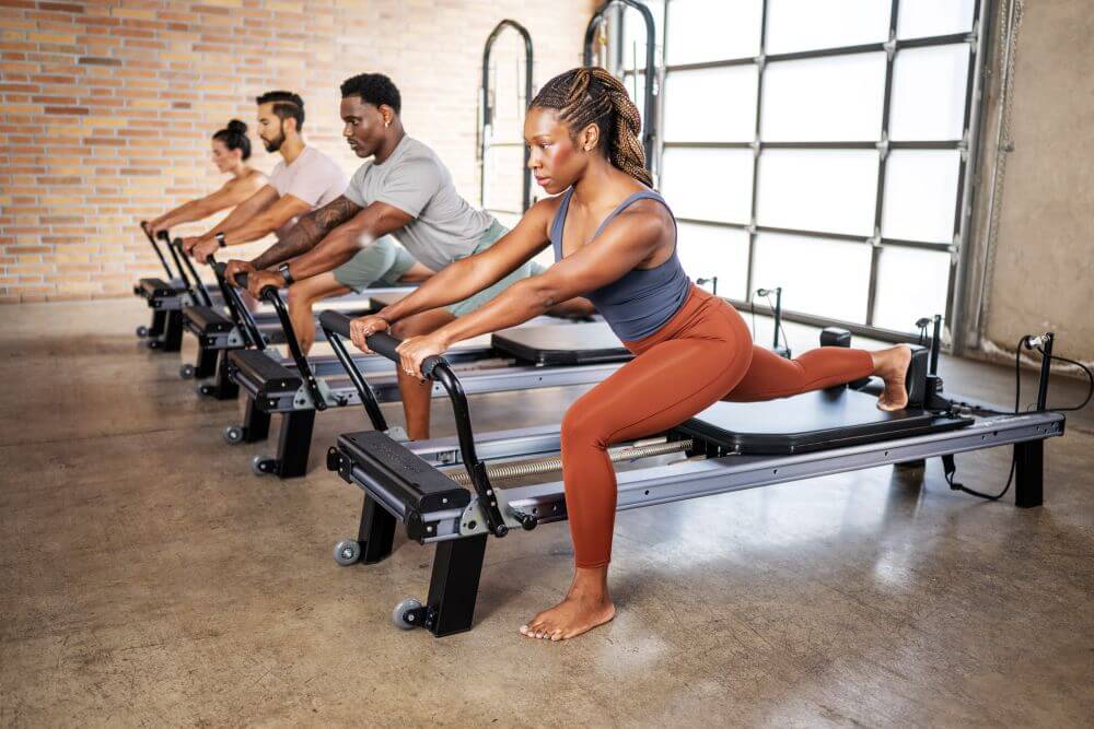 Grupė naudoja Allegro Nextgen Reformerius Pilates studijoje.