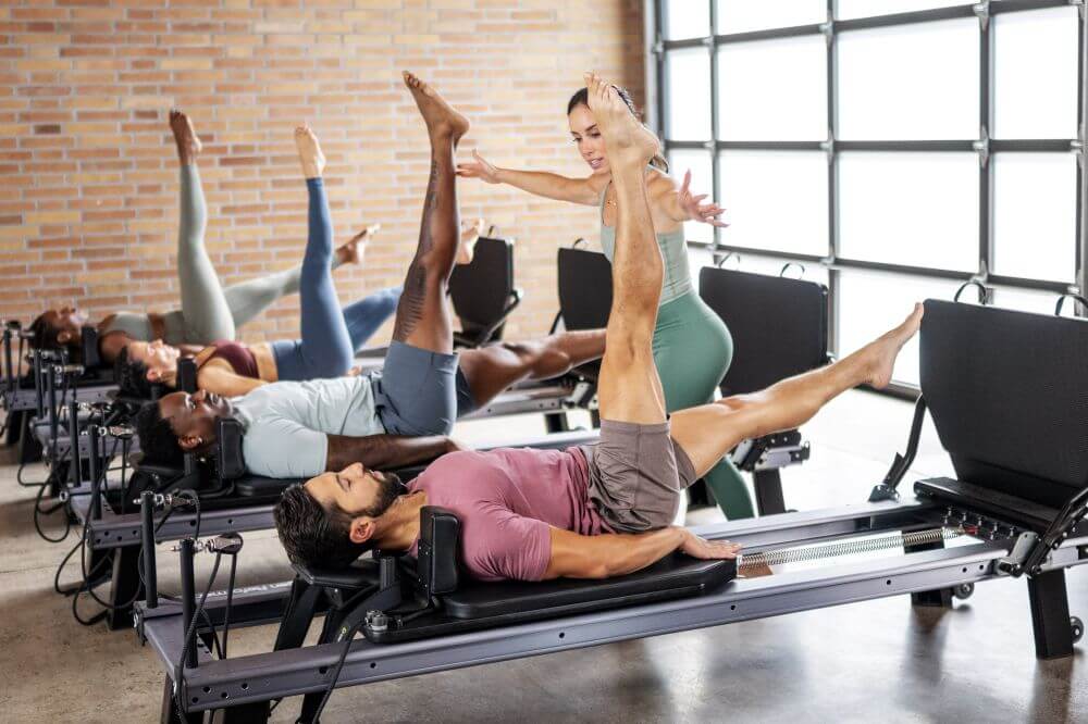 Instruktoriai naudoja Allegro Nextgen Reformerius Pilates studijoje.