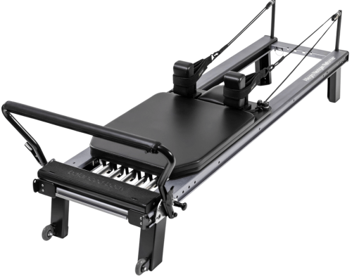 Pilates reformeris su sustiprintu rėmu ir transportavimo ratukais Pilates reformeris su sustiprintu rėmu, neslystančiomis kojelėmis ir SoftTouch sistema.