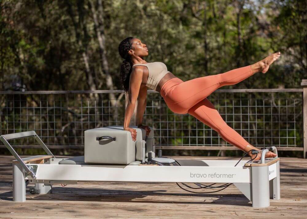 Pilates instruktorius naudoja Bravo Reformer Extended Head End Platform.